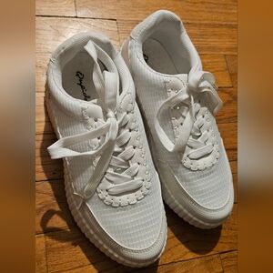 White Sneakers with Low-Top Design and Breathable Material